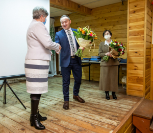 Wójt podziękował aktorom oraz członkom grupy teatralnej 