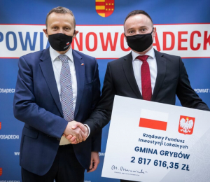 Czek dla Gminy na kwotę 2 817 616, 35 zł odebrany