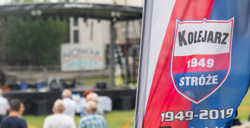 Stadion i flaga KS Kolejarz Stróże