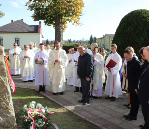 Odsłonięcie tablicy pamiątkowej ks. Jana Balickiego w Palnej przez przedstawicieli kościoła, szkoły oraz Gminy