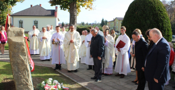 Odsłonięcie tablicy - złożenie kwiatów przez zaproszonych gości