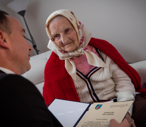 W&oacute;jt Gminy składający życzenia Jubilatce