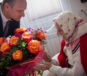 Kierownik placówki KRUS składający życzenia Jubilatce 