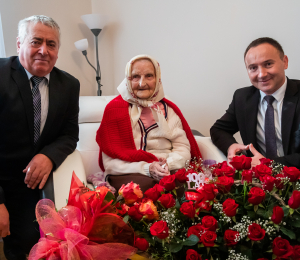 Jubilatka wraz z W&oacute;jtem Gminy i Sołtysem Starej Wsi