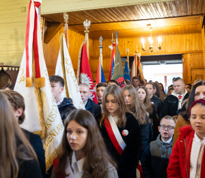 Delegacje Sztandarów Szkół Podstawowych z terenu Gminy Grybów podczas Uroczystej Mszy Świętej 