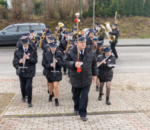 Orkiestra Dęta z Florynki podczas przemarszu 