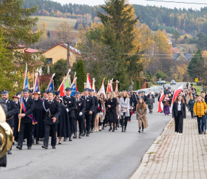 Przemarsz uczestników z Cmentarza do Szkoły Podstawowej 