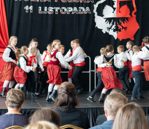 Występ taneczny dzieci ze Szkoły Podstawowej w Binczarowej 
