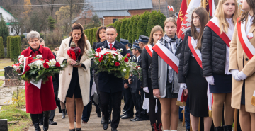 Delegacja Gminy Grybów z kwiatami