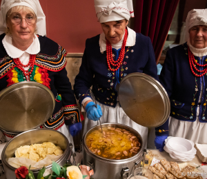 Panie z Koła Gospodyń częstujące żurkiem 