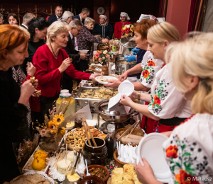 Goście częstujący się specjałami regionalnymi 