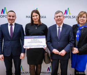 Marszałek Województwa Małopolskiego Witold Kozłowski, Członek Zarządu Województwa Małopolskiego Marta Mordarska, Wójt Gminy Grybów Jacek Migacz oraz Maria Tarasek Kierownik Referatu Oświaty