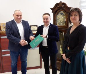 Podpisanie umowy na remont drogi gminnej nr 294704K 