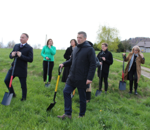 Symboliczne wbicie łopaty pod budowę szkoły w Gródku