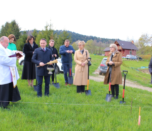 Symboliczne wbicie łopaty pod budowę szkoły w Gródku