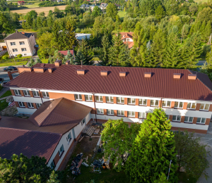 Kompleksowy remont budynku Zespołu Szkolno-Przedszkolnego w Stróżach dobiega końca!