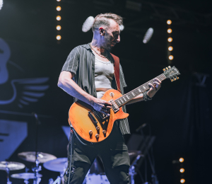 Dożynki gminne w Stróżach-koncert zespołu ŁZY