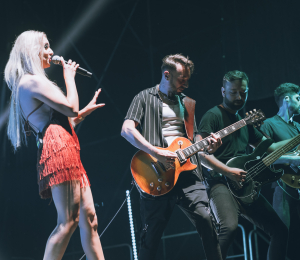 Dożynki gminne w Stróżach-koncert zespołu ŁZY