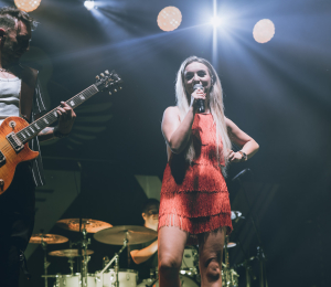 Dożynki gminne w Stróżach-koncert zespołu ŁZY