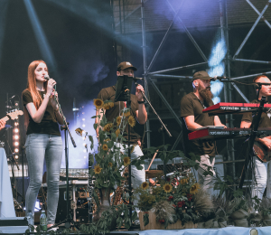 Dożynki gminne w Stróżach-koncert zespołu ŁZY