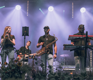 Dożynki gminne w Stróżach-koncert zespołu ŁZY