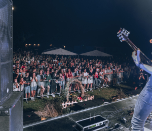 Dożynki gminne w Stróżach-koncert zespołu ŁZY