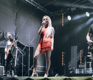 Dożynki gminne w Stróżach-koncert zespołu ŁZY