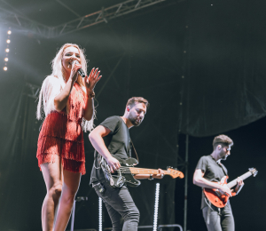 Dożynki gminne w Stróżach-koncert zespołu ŁZY