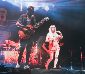 Dożynki gminne w Stróżach-koncert zespołu ŁZY