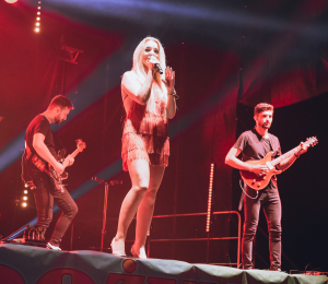 Dożynki gminne w Stróżach-koncert zespołu ŁZY
