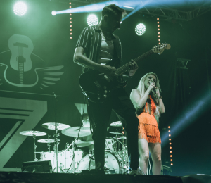 Dożynki gminne w Stróżach-koncert zespołu ŁZY