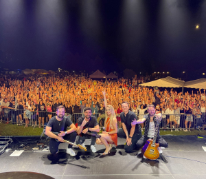 Dożynki gminne w Stróżach-koncert zespołu ŁZY
