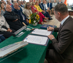 Wmurowanie aktu erekcyjnego oraz kamienia węgielnego pod budowę nowej Szkoły Podstawowej im. Armii Krajowej w Gródku