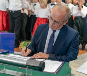 Wmurowanie aktu erekcyjnego oraz kamienia węgielnego pod budowę nowej Szkoły Podstawowej im. Armii Krajowej w Gródku