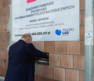 Wmurowanie aktu erekcyjnego oraz kamienia węgielnego pod budowę nowej Szkoły Podstawowej im. Armii Krajowej w Gródku
