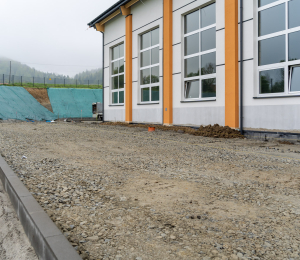 Postęp prac przy budowie nowej szkoły w Gródku po roku od symbolicznego wbicia łopaty 