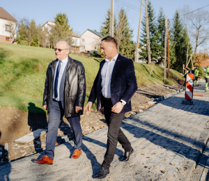 Samorządowcy z wizytą na inwestycjach w Gminie Grybów