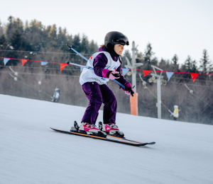 Ponad 220 zawodników i sportowe emocje – VII Gminne Zawody Narciarskie w Cieniawie