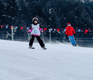 Ponad 220 zawodników i sportowe emocje – VII Gminne Zawody Narciarskie w Cieniawie