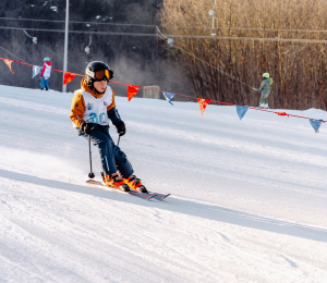 Ponad 220 zawodników i sportowe emocje – VII Gminne Zawody Narciarskie w Cieniawie