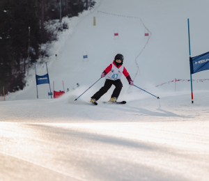 Ponad 220 zawodników i sportowe emocje – VII Gminne Zawody Narciarskie w Cieniawie