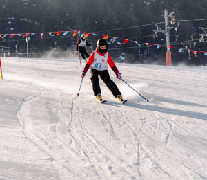 Ponad 220 zawodników i sportowe emocje – VII Gminne Zawody Narciarskie w Cieniawie