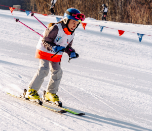 Ponad 220 zawodników i sportowe emocje – VII Gminne Zawody Narciarskie w Cieniawie
