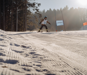Ponad 220 zawodników i sportowe emocje – VII Gminne Zawody Narciarskie w Cieniawie