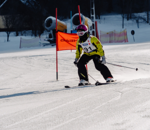 Ponad 220 zawodników i sportowe emocje – VII Gminne Zawody Narciarskie w Cieniawie
