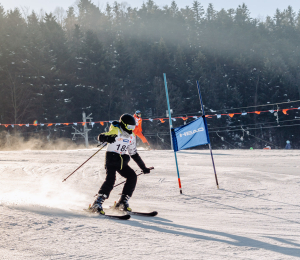 Ponad 220 zawodników i sportowe emocje – VII Gminne Zawody Narciarskie w Cieniawie