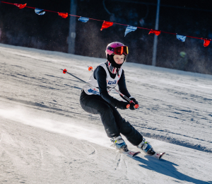 Ponad 220 zawodników i sportowe emocje – VII Gminne Zawody Narciarskie w Cieniawie