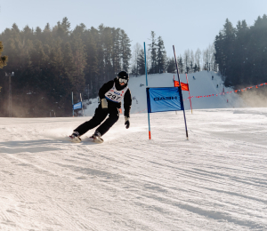 Ponad 220 zawodników i sportowe emocje – VII Gminne Zawody Narciarskie w Cieniawie