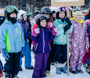 Ponad 220 zawodników i sportowe emocje – VII Gminne Zawody Narciarskie w Cieniawie