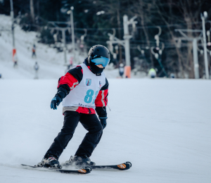 Ponad 220 zawodników i sportowe emocje – VII Gminne Zawody Narciarskie w Cieniawie